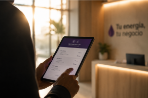 Primer plano de una persona utilizando una tablet para elegir planes de luz y gas para empresas en el mostrador de una oficina comercial.