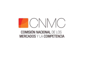 Logotipo de la Comisión Nacional de los Mercados y la Competencia (CNMC) con su isotipo naranja y rojo sobre fondo blanco.